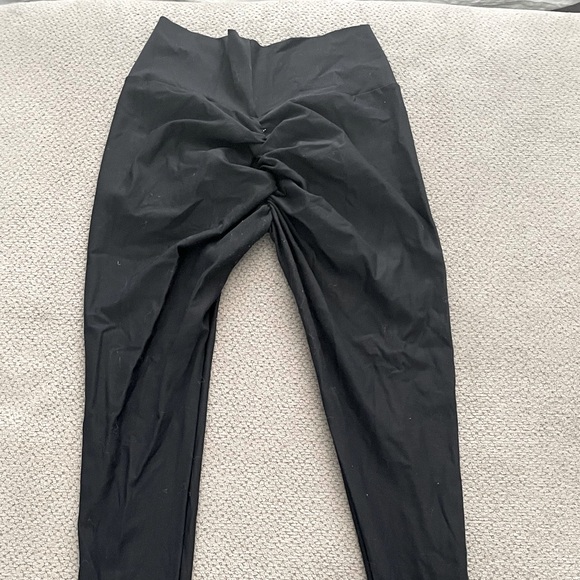 Oh Yas Fit V-Waist Butt Scrunch Leggings Color-Black (Women’s Size Medium) - Picture 2 of 3